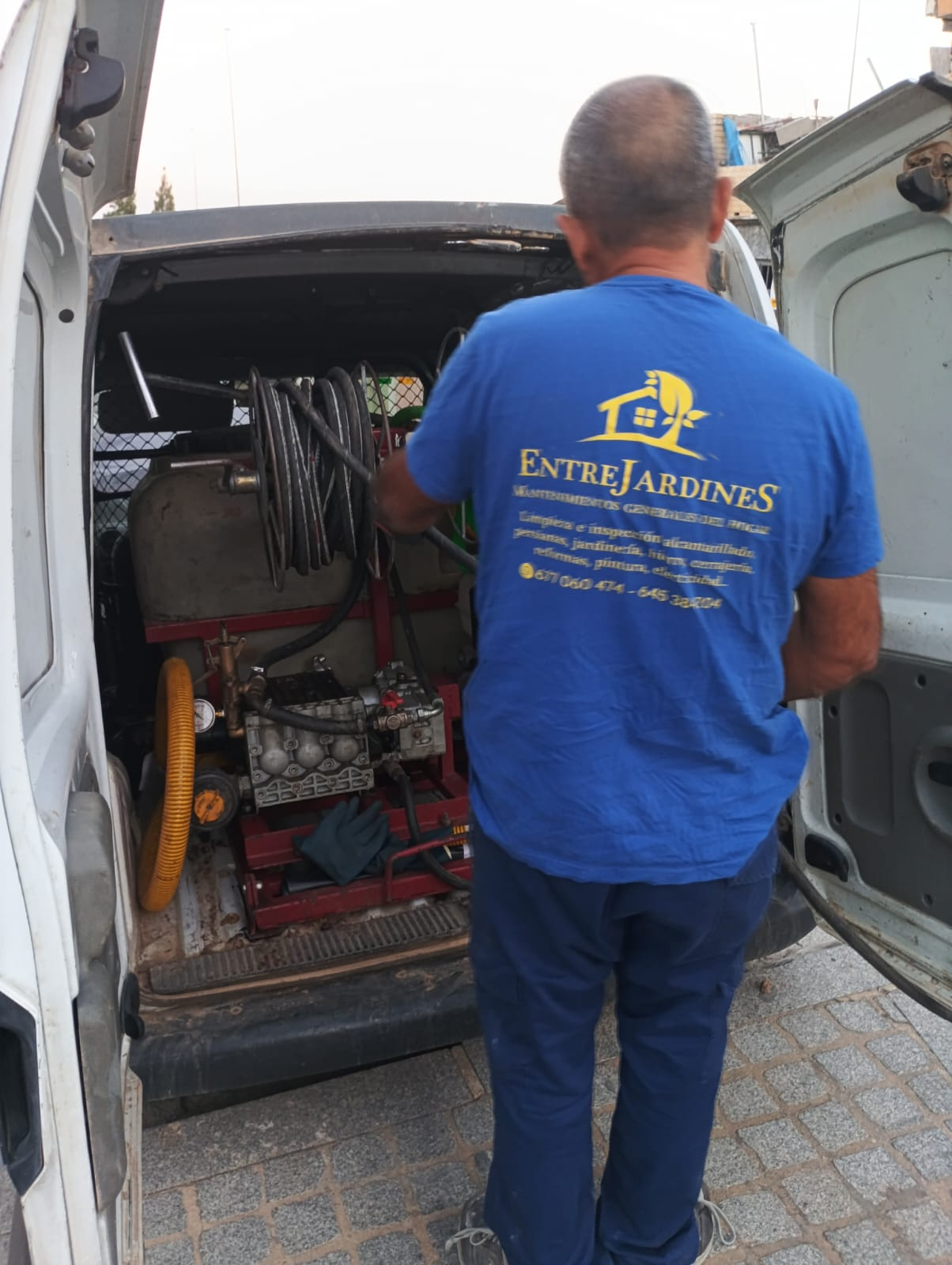 limpieza y desatasco de alcantarilla en Sevilla