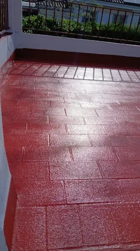 Construcción de suelos exteriores de patio y jardín en Sevilla